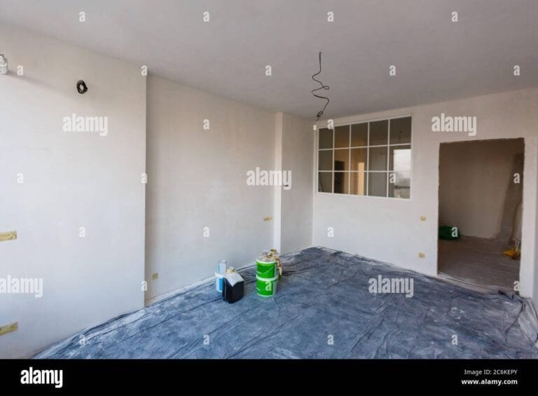 preview-apartment-where-renovations-are-taking-place-with-the-processing-of-all-surfaces-2C6KEPY